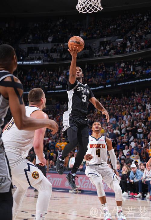 保罗17+8助攻加持，马刺力克掘金